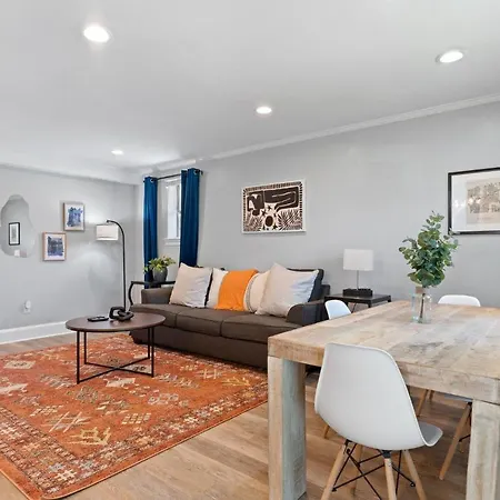 Villa Quiet Retreat Off Magazine W Balcony & Parking!